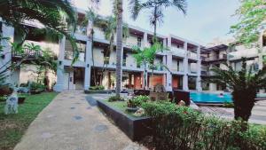 een resort met zwembad en palmbomen bij Khao Lak - Loft Suite with 2 king size beds, bathroom with bathtub in Khao Lak