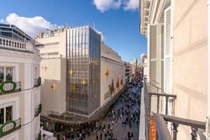 eine Gruppe von Menschen, die eine Stadtstraße entlanggehen in der Unterkunft La Fonda de los Principes in Madrid