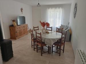 TV a/nebo společenská místnost v ubytování La maison calme