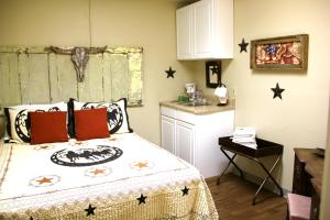 Gallery image of A Place to Stay Rooms in Bandera