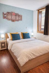 Postel nebo postele na pokoji v ubytování SUPER-BESSE Charmant T2 avec Piscine chauffée & Parking couvert