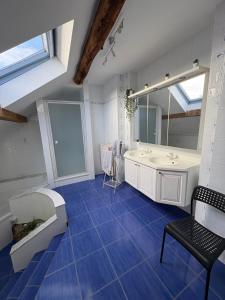 Et badeværelse på Le Hourlay + 35 billeder