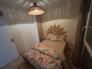 een kleine slaapkamer met een bed en een lamp bij Romantic Victorian guest room calm environment in Gragnague +3 foto's