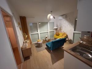 een woonkamer met een blauwe bank en een gele deken bij Romantic Victorian guest room calm environment in Gragnague