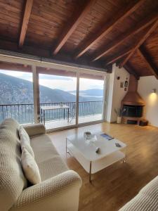 een woonkamer met een bank en een tafel bij skyview house in Delfoi