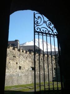 Cảnh núi rừng hoặc tầm nhìn ra núi từ chỗ nghỉ nhà dân