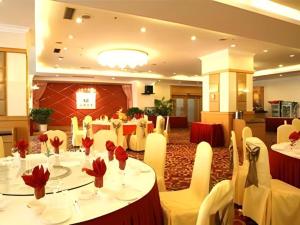 Restaurace v ubytování Economic Trade Hotel