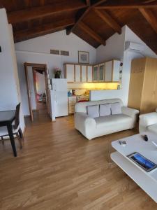 een woonkamer met een witte bank en een piano bij skyview house in Delfoi