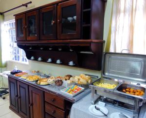 a buffet line with many different types of food at Bonno Hotel Paulínia in Paulínia