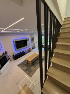 een woonkamer met een trap en een televisie bij I MORI Alloggio turistico in Civitavecchia