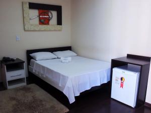 保利尼亚Bonno Hotel Paulínia的卧室配有一张带篮球照片的床铺。 更多10张照片