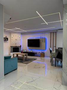 een woonkamer met een tv, een bank en een tafel bij I MORI Alloggio turistico in Civitavecchia