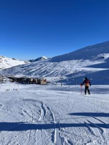 una persona che sta sugli sci nella neve di SAVIGNAC a Savignac-les-Ormeaux