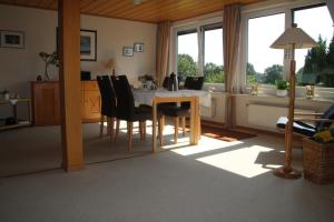 a kitchen and dining room with a table and chairs at Ferienwohnung Katzan in Ebstorf
