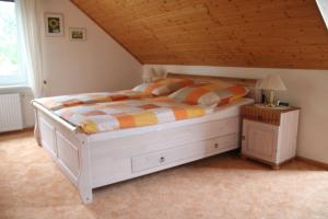 a bedroom with a bed and a wooden ceiling at Ferienwohnung Katzan in Ebstorf