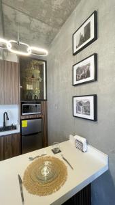 een keuken met een tafel met een bord erop bij Departamento en el centro de Monterrey in Monterrey