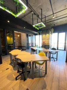 eine Gruppe von Tischen und Stühlen in einem Raum in der Unterkunft Departamento con acceso controlado en el centro de Monterrey in Monterrey