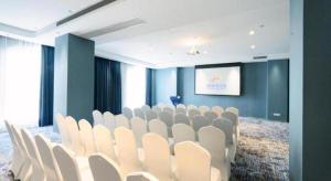 een conferentieruimte met witte stoelen en een scherm bij Dolphin Bay Hotel in Yanglin +247 foto's