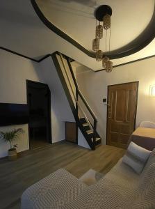 - une chambre avec un lit et un escalier dans l'établissement Shaka Soul Siargao, à Catagnan