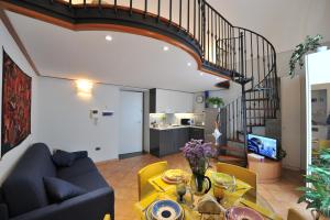 uma sala de estar com um sofá azul e cadeiras amarelas em Victor's House em Sant'Agnello