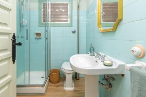 une salle de bain avec un lavabo et une douche en verre dans l'établissement Calma de Mar en Palamós, à Palamós 22 autres photos