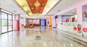 una grande stanza con una hall con una zona di attesa di OYO 565 Trang Hotel a Trang