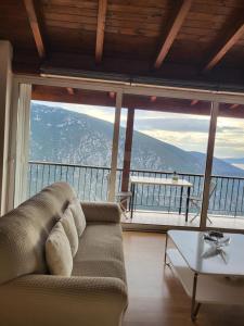 een woonkamer met een bank en een tafel bij skyview house in Delfoi +7 foto's