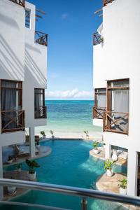 Vom Balkon eines Hotels genießen Sie Meerblick. in der Unterkunft ZAN Tropical Jambiani Beach in Bwejuu
