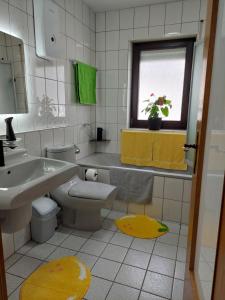 un bagno con lavandino, WC e finestra di Merziger Fußgängerzone a Merzig Altre 11 foto