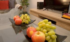two plates of fruit on a table in a living room at IRS ROYAL APARTMENTS Apartamenty IRS Aviator in Gdańsk