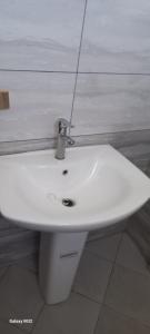 lavandino bianco in bagno con fossetto di Kings Land Hotel a Lalībela