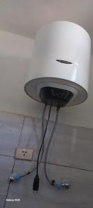 una lampada bianca con un cavo collegato di Kings Land Hotel a Lalībela