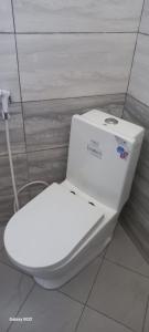 bagno con servizi igienici bianchi e parete di Kings Land Hotel a Lalībela