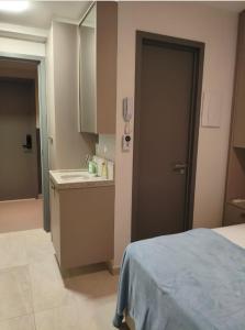 una cucina con un lavandino e un letto in una stanza di Pé na Areia a João Pessoa Altre 8 foto