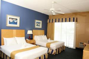 En eller flere senge i et værelse på Chart House Suites and Marina