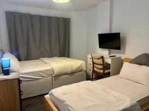 Postel nebo postele na pokoji v ubytování Ensuite Family Room in Dudley