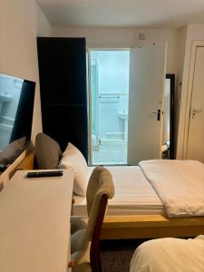 Postel nebo postele na pokoji v ubytování Ensuite Family Room in Dudley