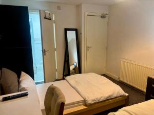 Postel nebo postele na pokoji v ubytování Ensuite Family Room in Dudley + 4 fotografie