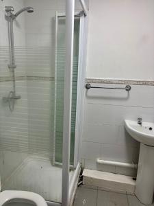 Koupelna v ubytování Ensuite Family Room in Dudley