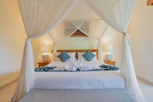 En eller flere senge i et værelse på Alankara Villa & Spa Ubud by Mahaprana + 41 billeder