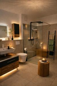 ein Badezimmer mit Dusche, Waschbecken und Badewanne in der Unterkunft Self-Check-in-Kostenfreies Parken-Balkon-Modern-Ruhig in Niedernberg