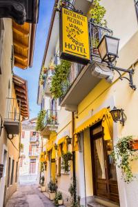 un bâtiment jaune avec un panneau indiquant un hôtel dans l'établissement La Belle Epoque, à Aoste