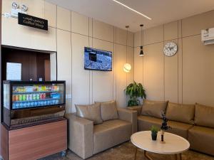 een woonkamer met een bank en een tv bij ركن صحاري للشقق المخدومة ضبا Rukn Sahari for Served Apartments in Ḑubā