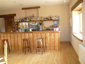 a bar in a room with two stools at La Candela in Rabanal del Camino