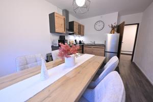 una cucina e una sala da pranzo con tavolo e sedie di Timos Ferienwohnung a Schmallenberg Altre 13 foto