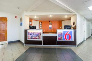 
a kitchen with a television and a refrigerator at Motel 6-Williams, AZ - West - Grand Canyon in Williams
