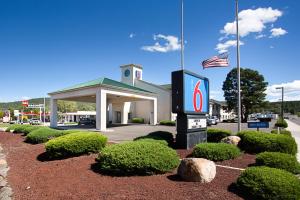 um posto de gasolina com um sinal em frente em Motel 6-Williams, AZ - West - Grand Canyon em Williams