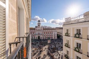 Blick vom Balkon eines Gebäudes mit einer Menschenmenge in der Unterkunft La Fonda de los Principes in Madrid