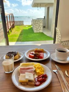 un tavolo con due piatti di prodotti per la colazione di Maraga Bento a Maragogi Altre 15 foto