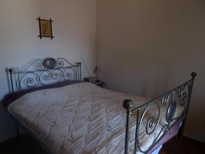 un letto con struttura metallica in una camera da letto di Nona's house a Vathi